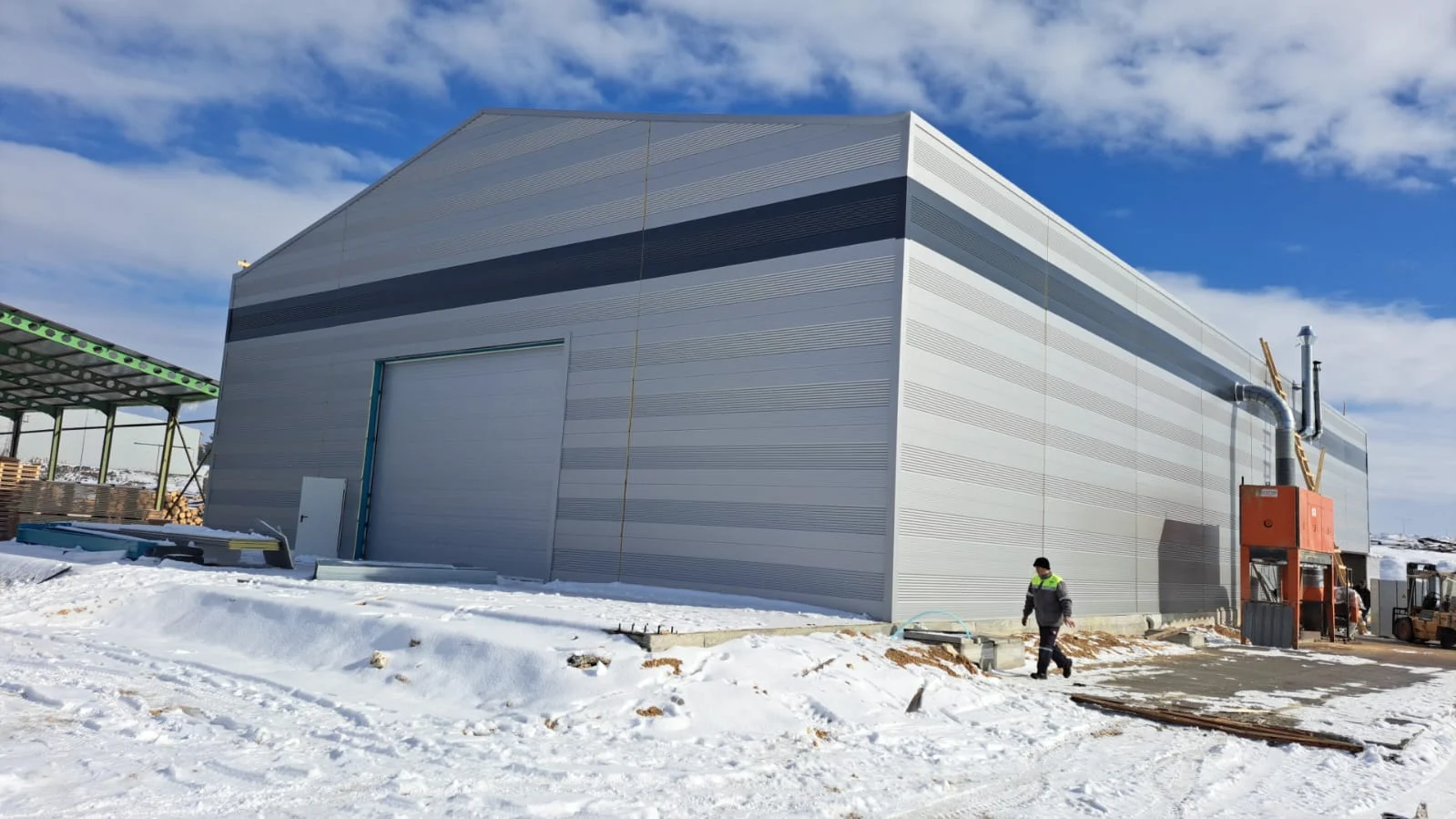 Gri panel kaplamalı yapının dış görünümü